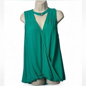‎Sleeveless Surplice Top